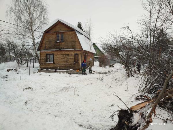 Начало геодезической разбивки участка. Фото автора