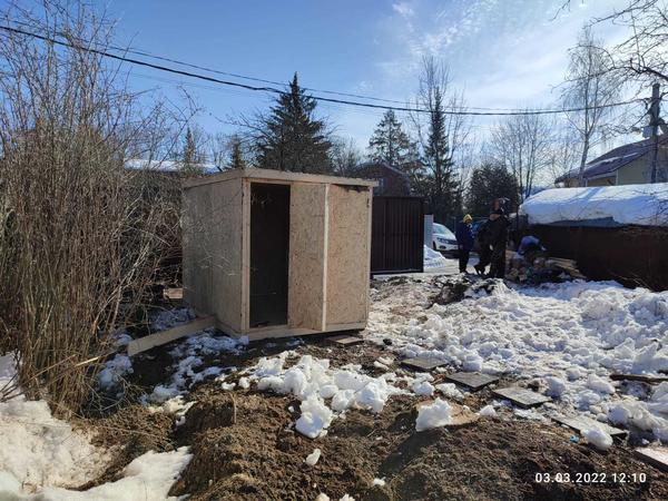 Скромная бытовка наших строителей. Фото автора