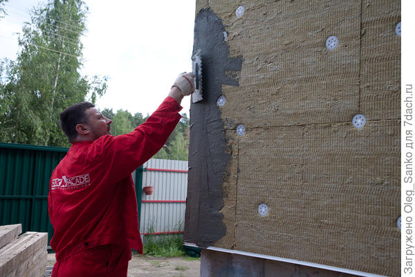 Оштукатуривание утеплителя.