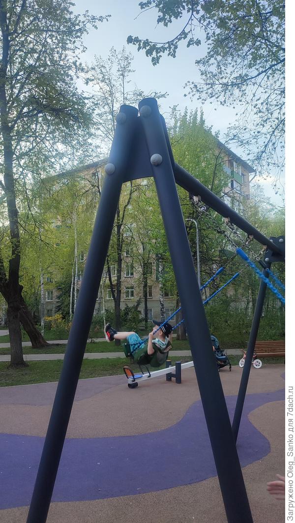 Качели на детской площадке