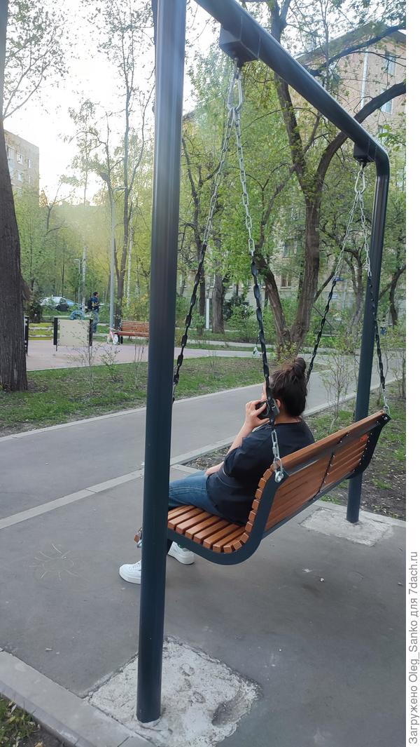Качели на детской площадке