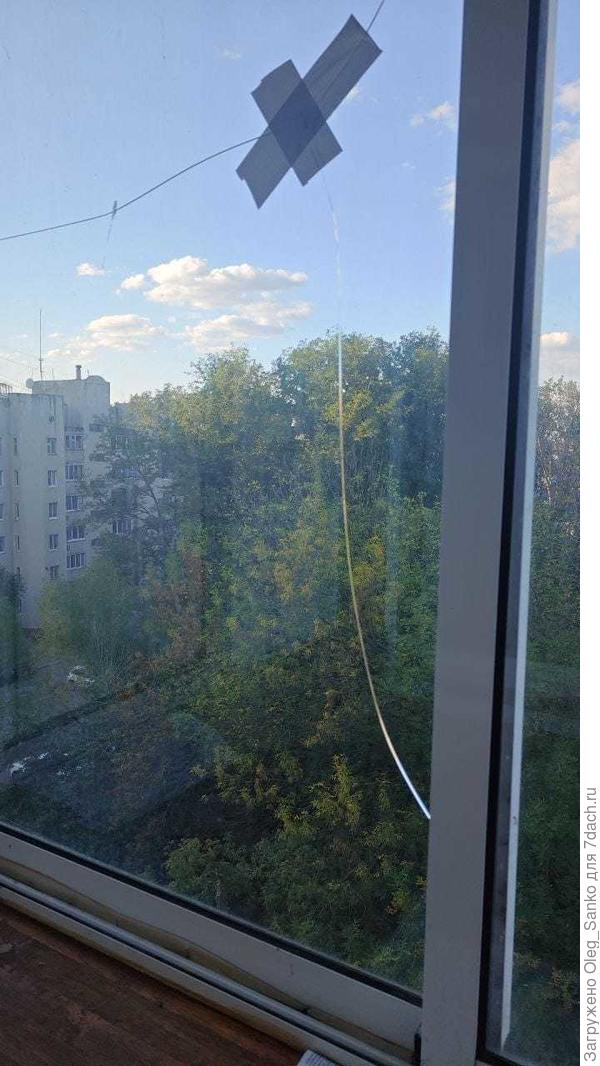 Трещина в стекле балконной двери