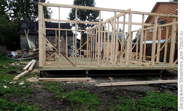 вот так выглядит процесс строительства каркасного дома на свайном фундаменте
