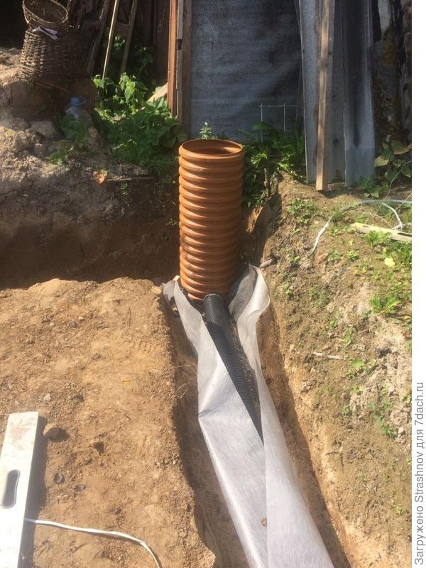 следующий этап: щебень и труба в геотекстиле