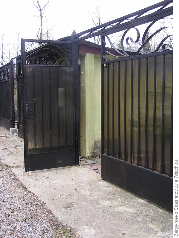 забор с поликарбонатом дымчатого цвета