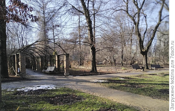 Арка в аптекарском. Снег практически сошёл.