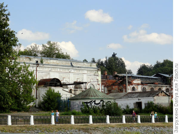 Развалины старинного здания на набережной