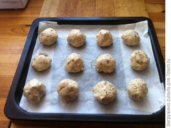 кладу на противень такие шарики