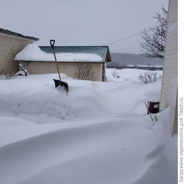 Вот там, вдали снеговик наш стоял. Его засыпало снегом!