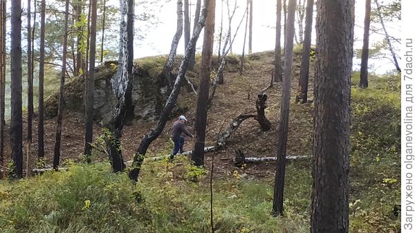 Вроде и горка невелика, но с другого края глубокий обрыв к реке.
