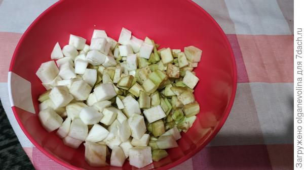 Баклажаны порезаны для приготовления