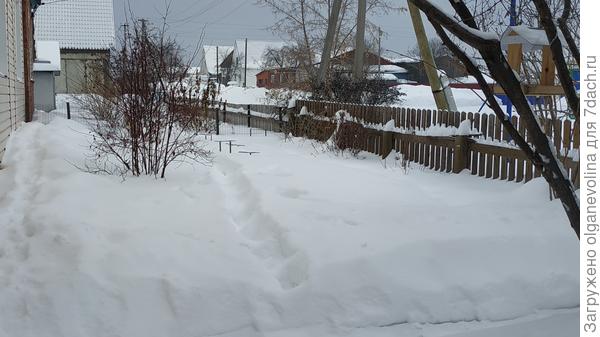 Улица засыпана снегом