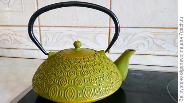 Китайский чайник подарили дети на новый год. Завариваем в нем чай, когда вся семья в сборе.