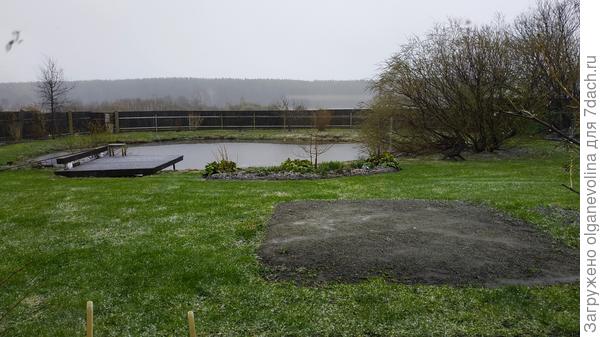 Вчера старшему сыну фотографию отправляла с родины. Скучает. Там, где серое пятно, бассейн летом ставим детям и всем желающим!