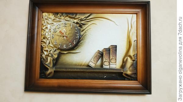 Часы в гостиной. Мы купили их после ремонта