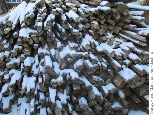 Нераспиленные дрова.
