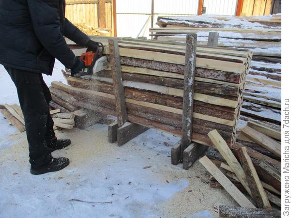 Пилим дрова бензопилой.