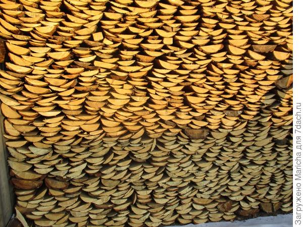 Дрова в поленнице.