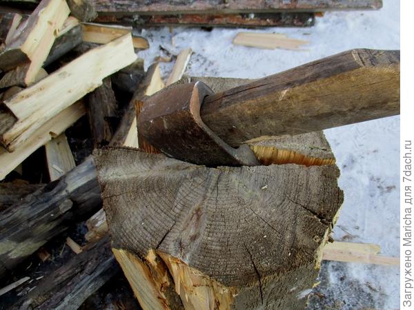 Колун для расколки дров.