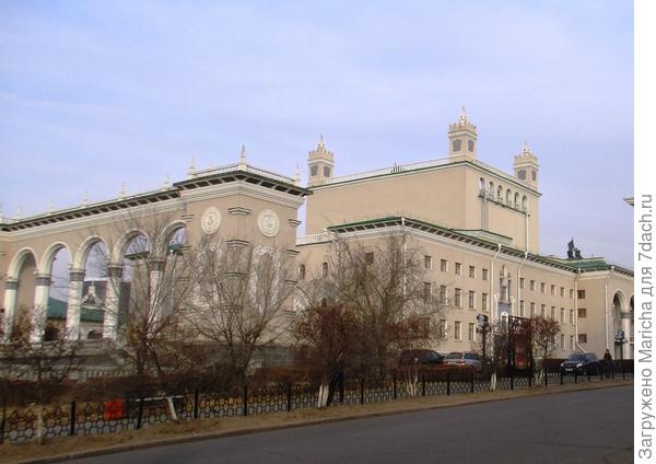Театр со стороны двора Театр со стороны двора