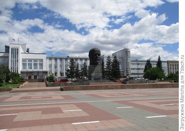 Памятник Ленину и Дом Советов Памятник Ленину и Дом Советов