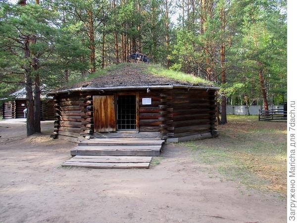 Деревянная многоугольная юрта