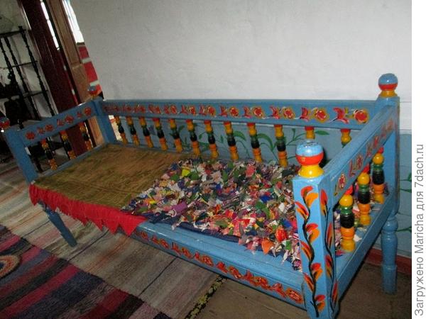 Деревянный диван