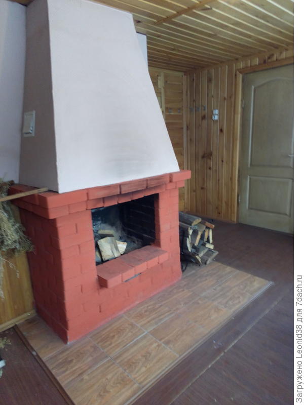 Баня обшита евровагонкой. Полы в предбаннике с черновым полом, утеплитель, сверху чистовой и ламинат. Около камина и печи положен ГВЛ, сверху плитка.