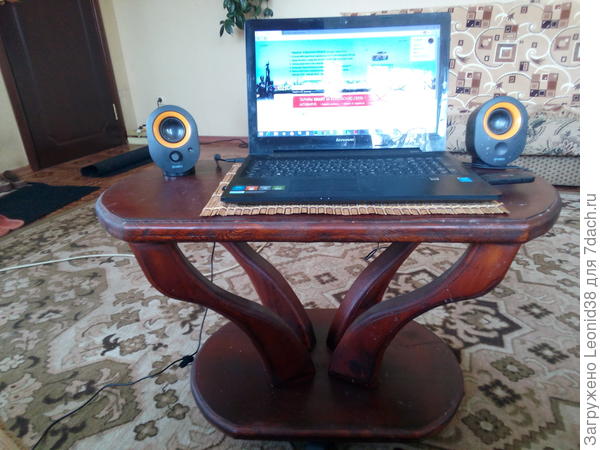 столик под ноут
