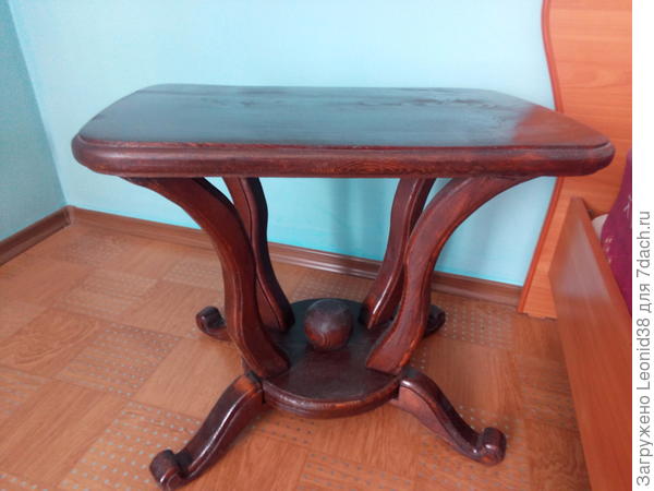 столик в спальне