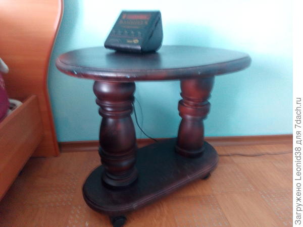 столик в спальне