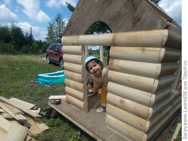 Внуча проверяет стройку.