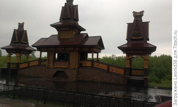 интересные здания, попадались и в городе.