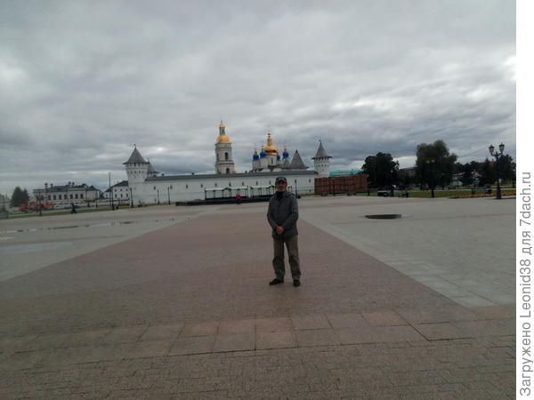 Походили по кремлю, я уже здесь был, в прошлом году, а супруга в первые.