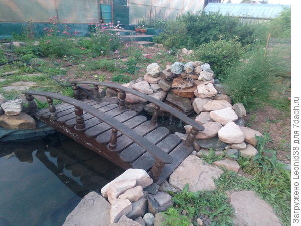 У меня такой мостик на водоеме, а в каменной горке водопадик. Может сгодится, для примера.