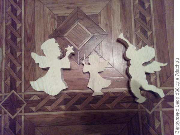 выпилил лобзиком из дерева, отправил внукам на елочку.