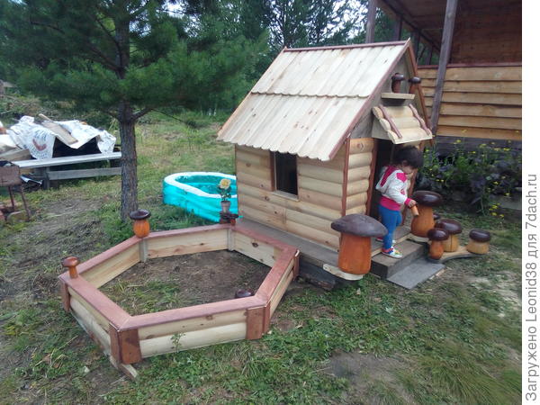 Этот домик с песочницей, для игр на улице