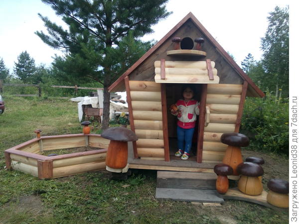 А это ее домик, на даче, который сделал летом.