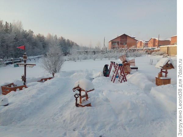 Бабуля с внучкой гуляет на новый год.