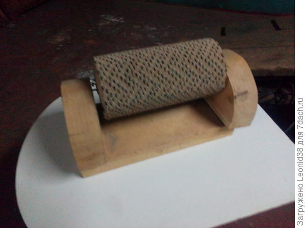 Ухо рваное, из за кошачьих боев. А Для банзая с Мусей сделал валик, коготочки точить.