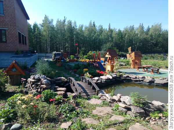 Оля, он у меня уже много лет, на проходной зоне к бане, через пруд. Ни разу не споткнулись о перила. Заказывать не надо, было бы желание сделать не сложно.