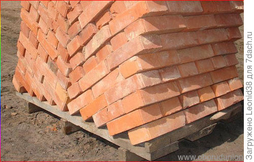 поддон с кирпичем.