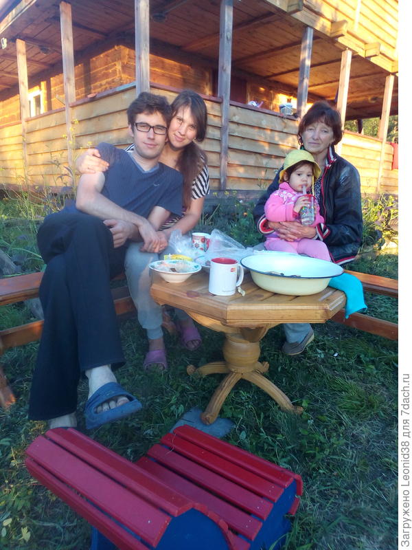 здесь шашлыки кушали, вся мебель своя