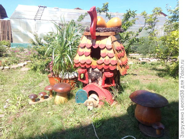 еще один домик с гнездом из чурки, его Чип присвоил.