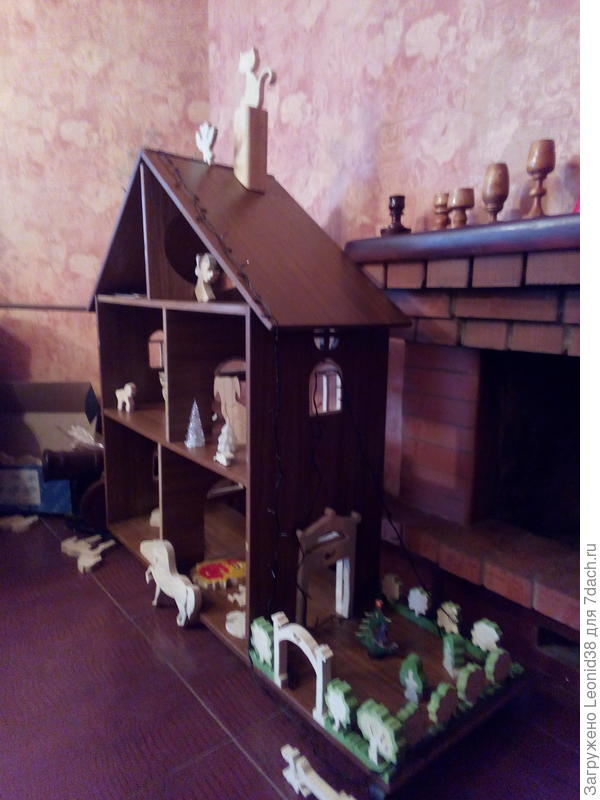 еще один домик, осваиваю выпиливание на стационарном лобзике, довольно интересно.