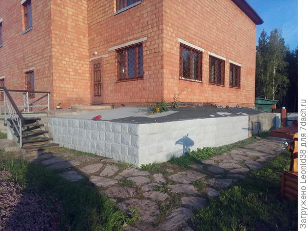 Облицовка подпорной стены из бетона, вдоль цокольного этажа дома. Для защиты и утепления . Облицовка выполнена искусственным камнем. В дальнейшем планирую, укладки плитки сверху.