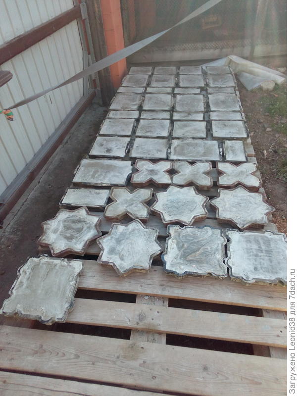 отлита плитка и камень.