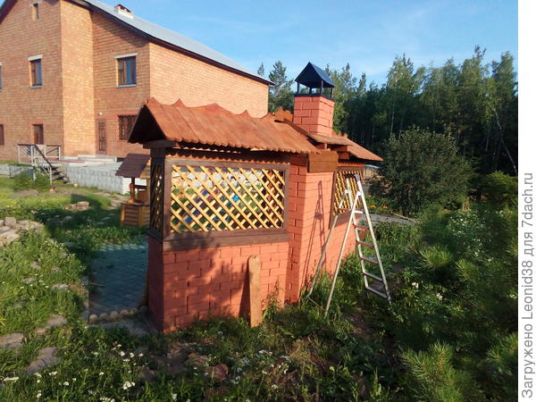 Собрал крышу с задней стороны, на двух скатах. Осталось вокруг трубы, облицевать металлом и рейкой.