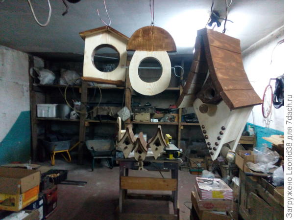 Оля пару кормушек и еще один домик, кормушки для кусочков и фруктов, для птичек.