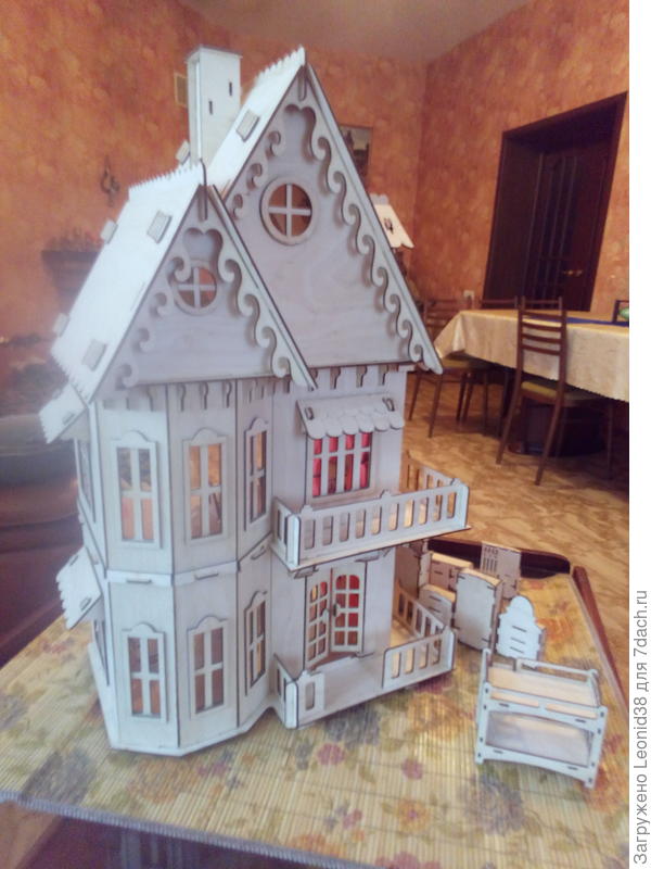 У внучке есть домик с всем комплектом мебели, дед купил,